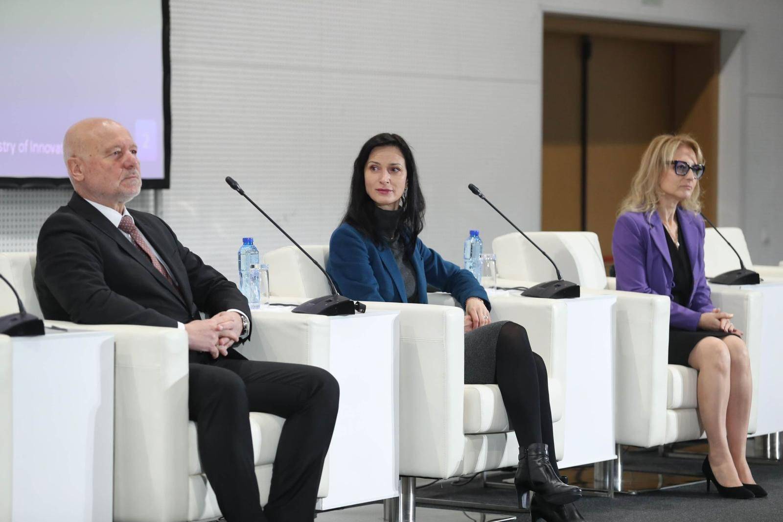 Министър Тодор Тагарев, вицепремиерът Мария Габриел и министърът на иновациите Милена Стойчева